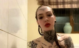 Webcam Model Exposing Her Sexy Tattooed Body In The Shower